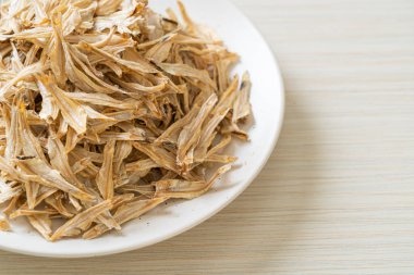 Kurutulmuş küçük çıtır balık.