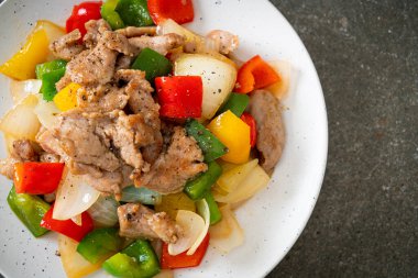 Tabakta karabiber ve kızarmış domuz eti.