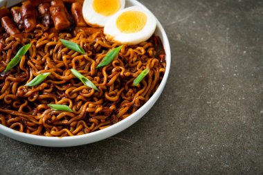 Jjajang Rabokki - Kore hazır eriştesi veya Kore pirinçli Ramyeon veya Tteokbokki ve siyah fasulye soslu yumurta - Kore yemeği tarzı