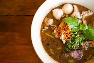 Tayland teknesi eriştesi - Tayland eriştesi ve kan çorbası