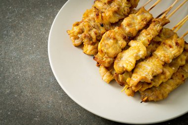 Fıstık soslu domuz eti turşusu salatalık dilimleri ve sirkeli soğan Asya yemeği tarzı.