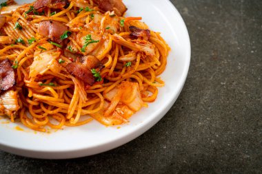 Kızarmış spagetti, kimchi ve pastırma. Füzyon yemek stili.