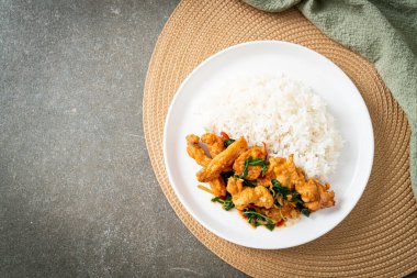 Tayland usulü fesleğenli ve biberli kızarmış balık.