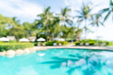 Lüks otel tatil beldesinde yüzme havuzu etrafında soyut bulanık yatak havuzu - tatil konsepti