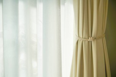 Pencere ve güneş ışığıyla güzel bir perde