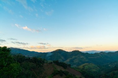 Chiang Rai, Tayland 'da mavi gökyüzü olan güzel bir dağ tepesi.