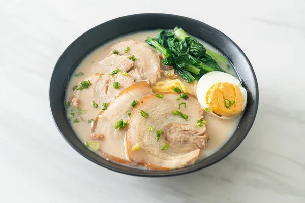 Domuz etli ve yumurtalı erişte çorbası ya da Tonkotsu eriştesi Japon yemeği tarzı.