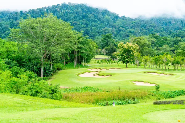 Green Sand Bunkers Golf Course Mountain Hill Background — ストック写真