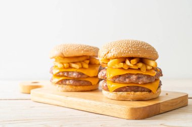 Domuz burger veya peynirli domuz burger ve patates kızartması.