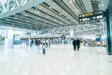 Bangkok, Tayland - 23 Mayıs 2022: Bangkok Suvarnabhumi havaalanı yolcuları Coronavirus 'tan gelen tıbbi maskeli turist ve yolcu.