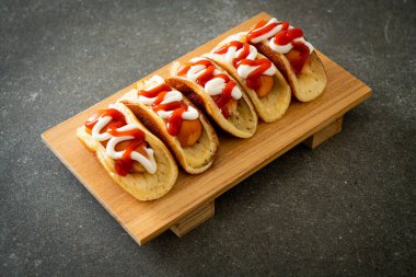 Sosisli ev yapımı krep.