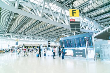 Bangkok, Tayland - 23 Mayıs 2022: Bangkok Suvarnabhumi havaalanı yolcuları Coronavirus 'tan gelen tıbbi maskeli turist ve yolcu.