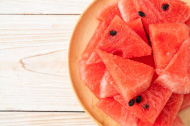 Tahta tabakta dilimlenmiş taze karpuz