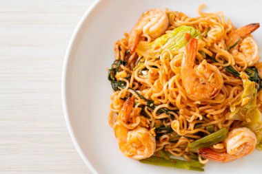 Karıştırılmış hazır erişteli sukiyaki, karidesli, Asya usulü.