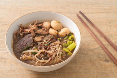 Domuz etli Tayland eriştesi, yahni, köfte ve domuz ciğeri kanlı çorba Tayland eriştesi usulü.