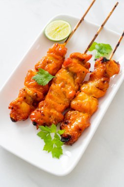 Baharatlı ve otlu ızgara tavuk şişi.