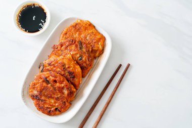 Kore kimçili krep veya Kimçijeon - Kızarmış yumurta, kimçi ve un - Kore geleneksel yemek tarzı