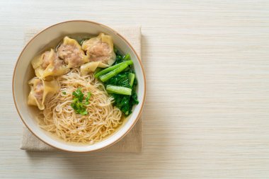 Yumurtalı erişte ile domuz çorbası veya domuz köftesi çorbası ve sebze - Asya yemeği tarzı.