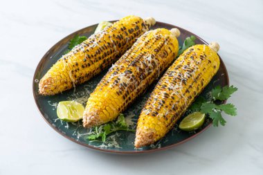 Barbekü ve ızgara mısır, peynirli ve limonlu