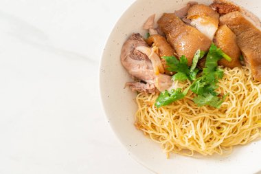 Kurutulmuş domuz budu erişte kasesi, Asya usulü.