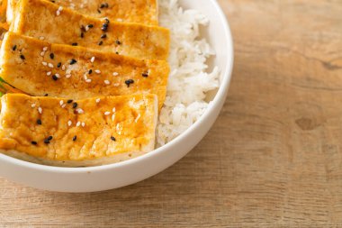 Teriyaki tofu pirinç kasesi - vejetaryen ve vejetaryen yemek tarzı