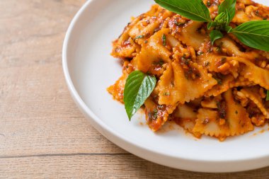 Fesleğenli farfalle makarna ve domates soslu sarımsak - İtalyan sosu