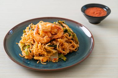 Karıştırılmış hazır erişteli sukiyaki, karidesli, Asya usulü.