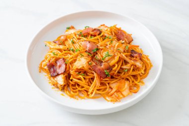 Kızarmış spagetti, kimchi ve pastırma. Füzyon yemek stili.