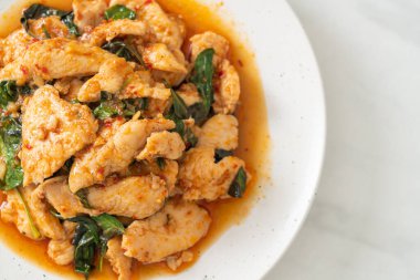 Kızarmış tavuğu acı biber ezmesi ya da biber ezmesi ile karıştırmak - Asya yemeği tarzı