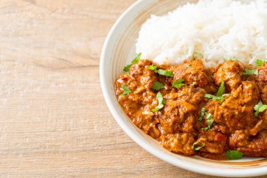 Tavuklu tikka masala, tabakta pilav, Hint yemeği tarzı.