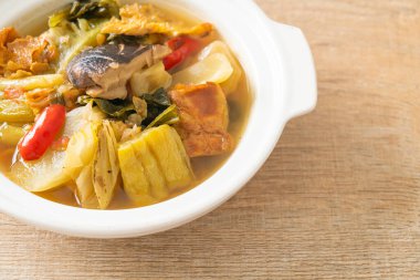 haşlanmış lahana turşusu ve acı kabak çorbası - Asya ve vegan ve vejetaryen yemek tarzı