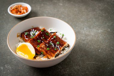 Yılan balığı pirinç kasesi veya unagi pirinç kasesi - Japon yemek tarzı.