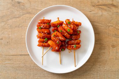 Kore usulü baharatlı soslu kızarmış Kore pirinç keki (Tteokbokki).