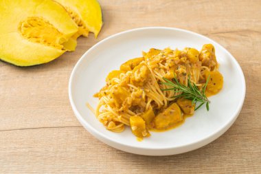 kabaklı spagetti makarna alfredo sosu - vegan ve vejetaryen yemek tarzı