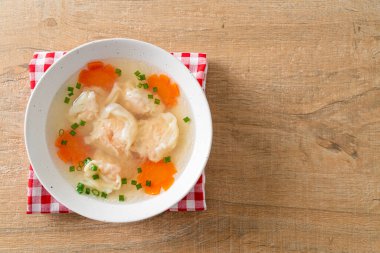 Beyaz kasede karides köftesi çorbası, Asya yemeği tarzı.