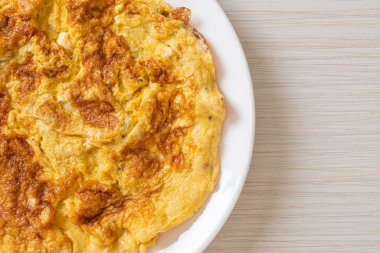 Omlet ya da ketçaplı omlet.