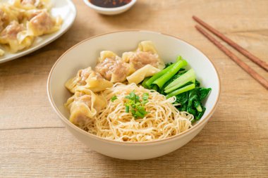 Kurutulmuş yumurtalı erişte ile domuz çorbası ya da Asya usulü domuz etli börek.