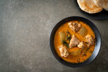 Körili tavuk çorbası Roti ile veya naan tavuk tikka masala - Asya yemeği tarzı