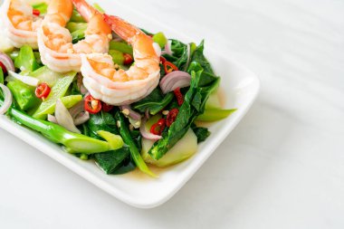 Karidesli baharatlı Çin Kale Salatası - Asya usulü