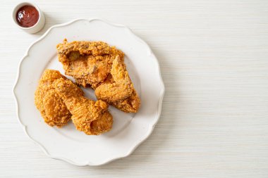 Tabakta ketçaplı kızarmış tavuk, sağlıksız yemek.