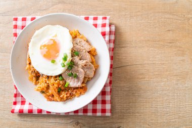 Kore usulü kızarmış yumurta ve domuz etli kimchi pilavı.