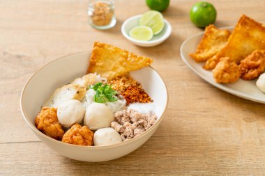 Balık köfteli ve karides köfteli baharatlı pirinç eriştesi. Asya usulü.