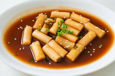 Baharatlı Jjajang Tteokbokki veya baharatlı siyah fasulye soslu Kore pirinç keki - Kore yemeği tarzı