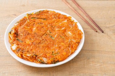 Kore kimçili krep ya da Kimçijeon - Kızarmış yumurta, kimçi ve un - Kore yemeği tarzı