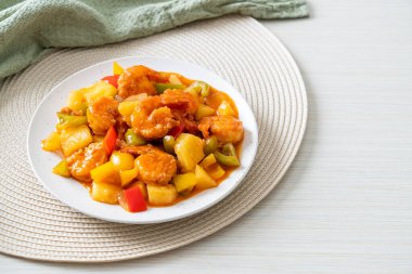 Kızarmış tatlı ve ekşi, tabakta karides, Asya usulü.