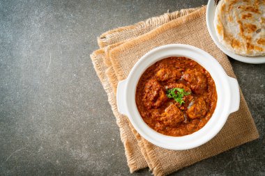 Hint usulü tavuk tikka masala baharatlı körili et yemeği roti veya naan ekmeği.
