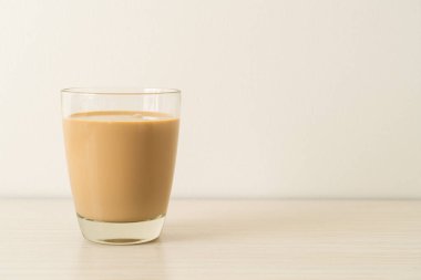 Kahve bardağı ve kahve şişeleri masada hazır.