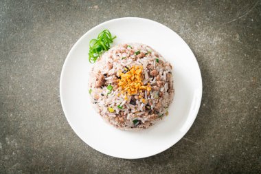 Çin usulü siyah zeytinli kıymalı pilav - Asya usulü.