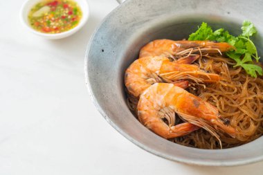 Güveçte veya fırında karides ve cam erişte veya vermicelli karides.