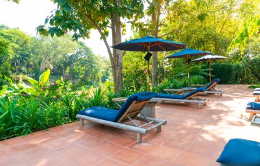 Nehir manzaralı havuz etrafında yüzen şemsiye ve havuz